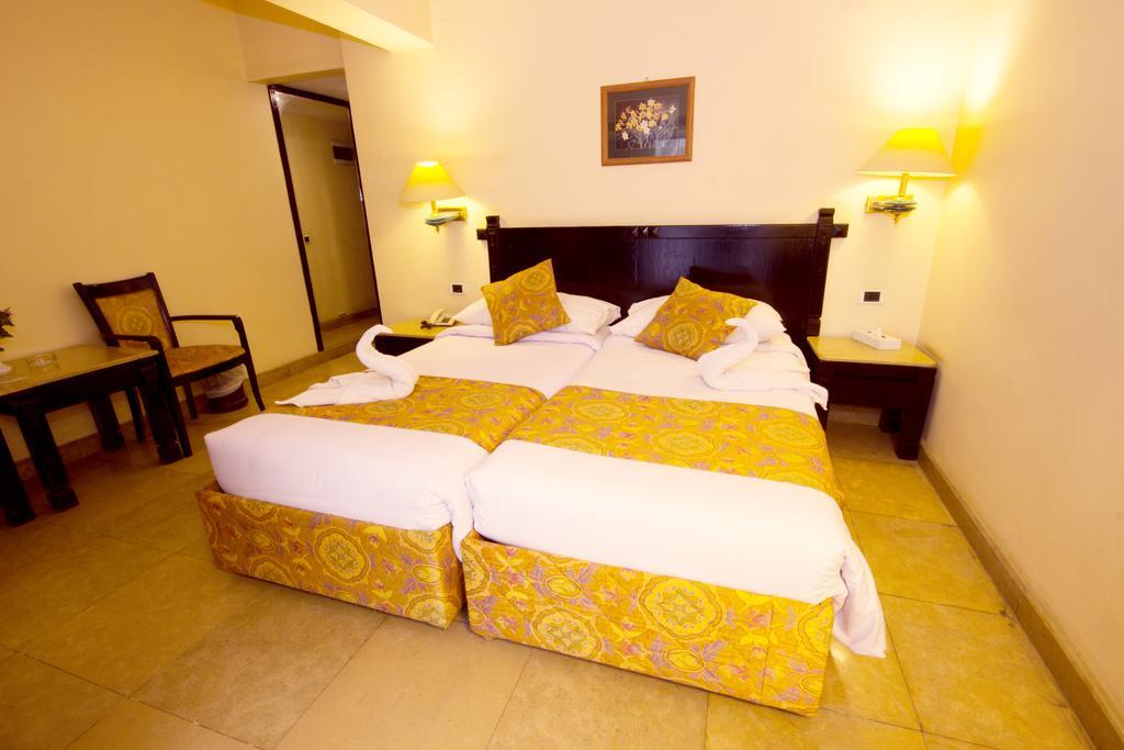 Cataract Pyramids Resort Kafret el-Gabal Exteriör bild